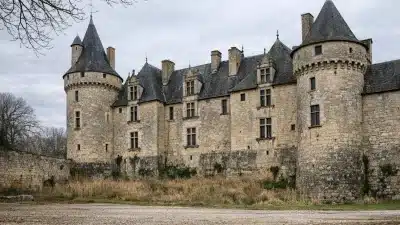 Châteaux, manoirs et logis : guide complet du patrimoine architectural français en 2026