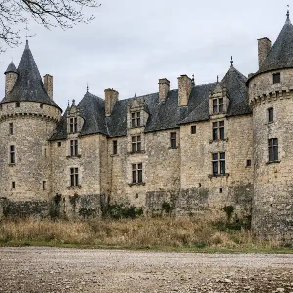 Châteaux, manoirs et logis : guide complet du patrimoine architectural français en 2026